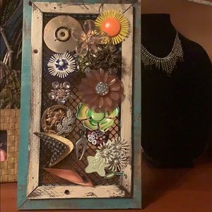 Jewelry stand with 15 brooches